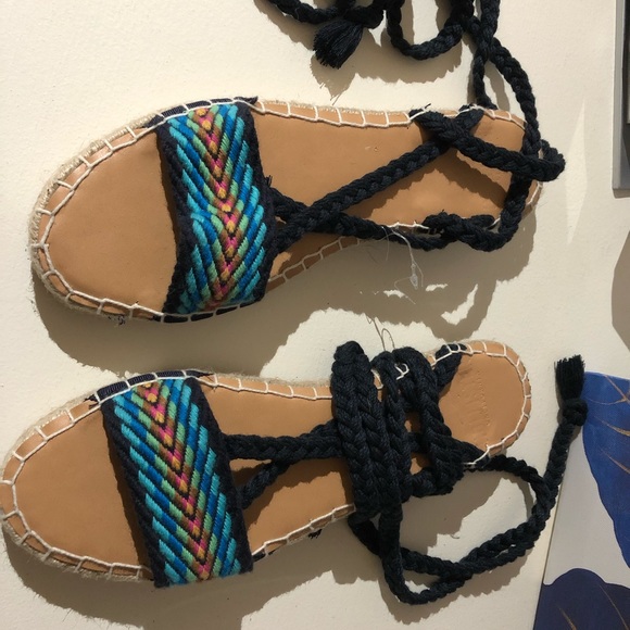 BNWT hollister lace up sandals - Picture 2 of 5